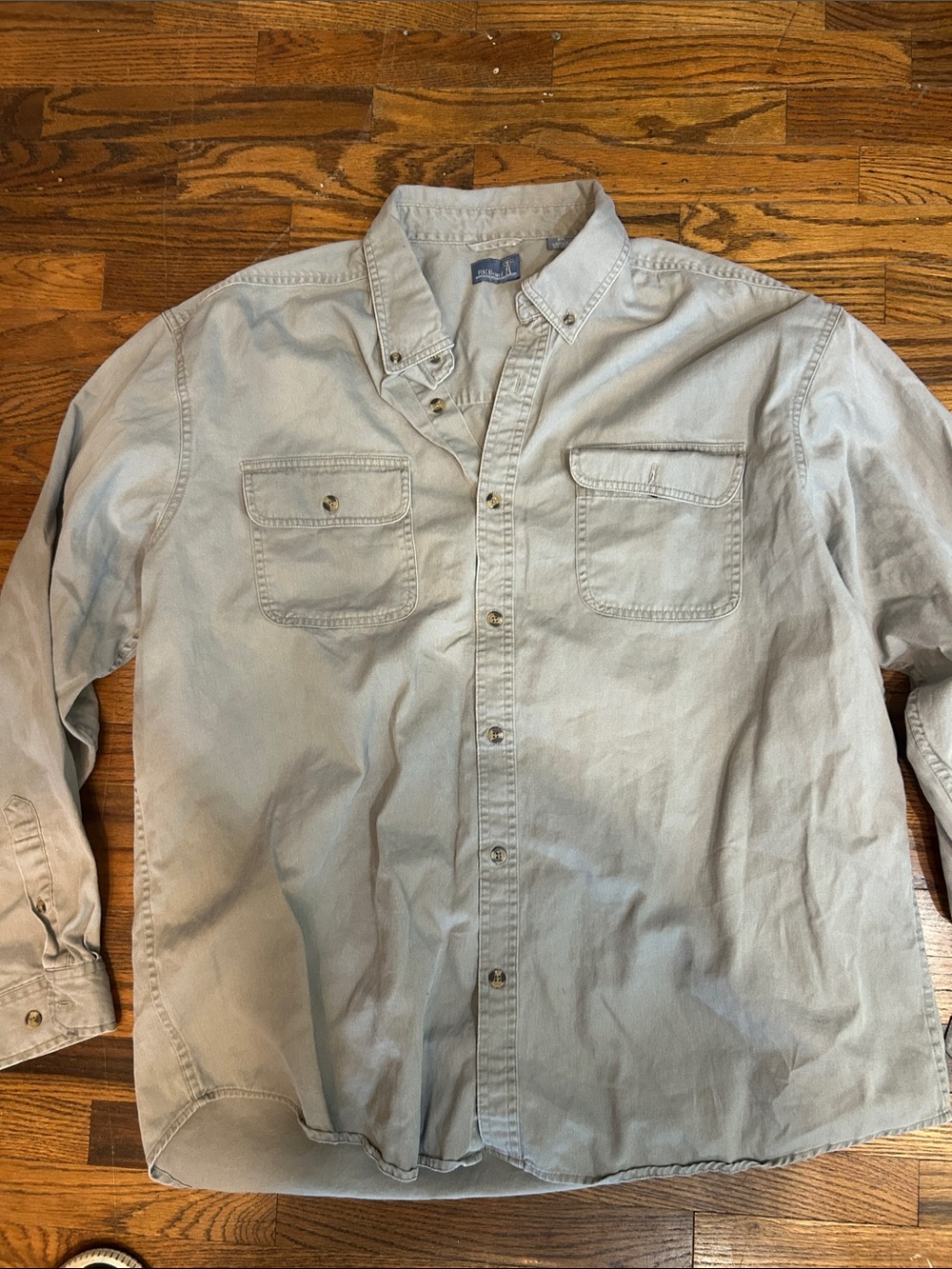 Men's Light Gray Button-Down Utility Shirt with Dual Chest Pockets